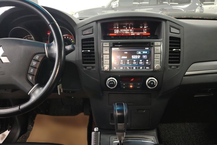 Used Mitsubishi Pajero 2014 3.0L Elite Edition Audio And AC Panel