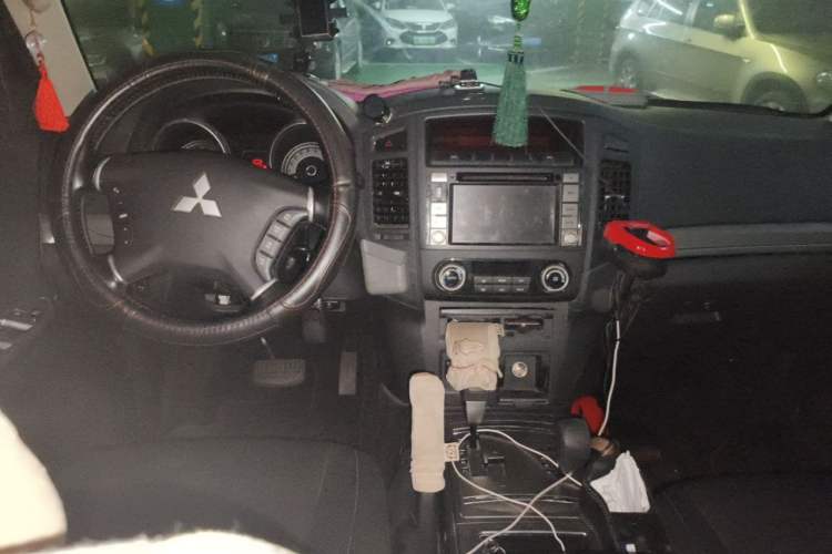 Used Mitsubishi Pajero 2014 3.0L Elite Edition Center Console