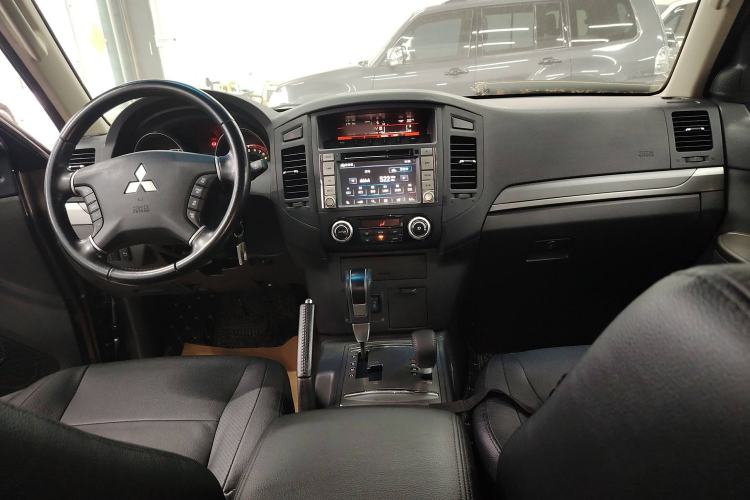 Used Mitsubishi Pajero 2014 3.0L Elite Edition Center Console