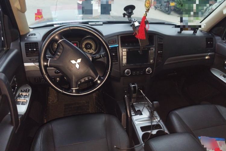 Used Mitsubishi Pajero 2014 3.0L Elite Upgrade Edition Center Console