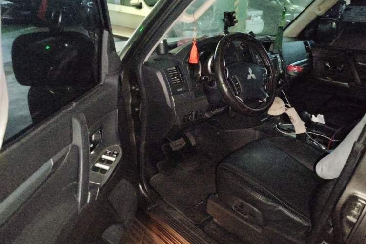 Used Mitsubishi Pajero 2014 3.0L Elite Edition Driver Seat