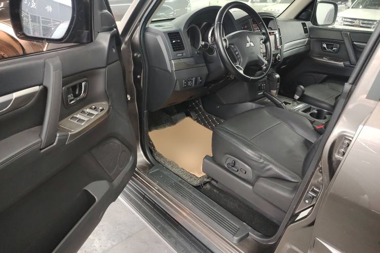 Used Mitsubishi Pajero 2014 3.0L Elite Edition Driver Seat