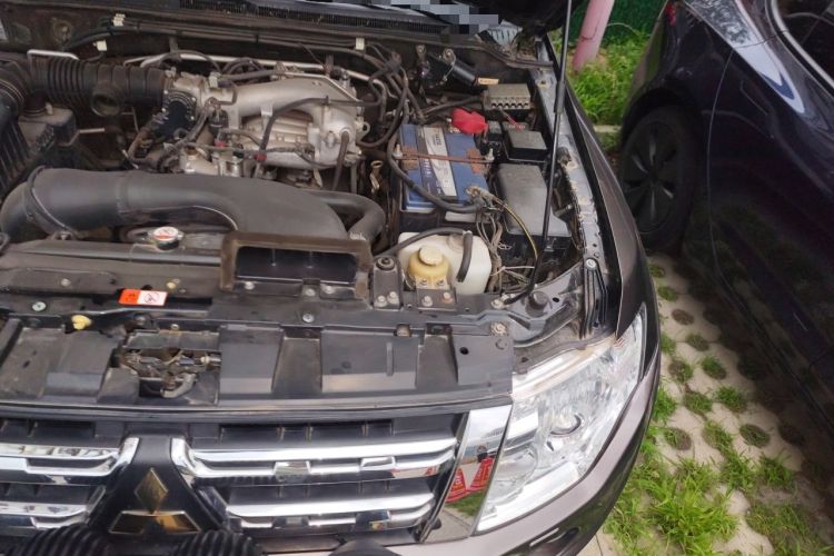 Used Mitsubishi Pajero 2014 3.0L Elite Upgrade Edition Engine Bay Left