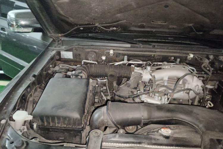 Used Mitsubishi Pajero 2014 3.0L Elite Edition Engine Bay Right