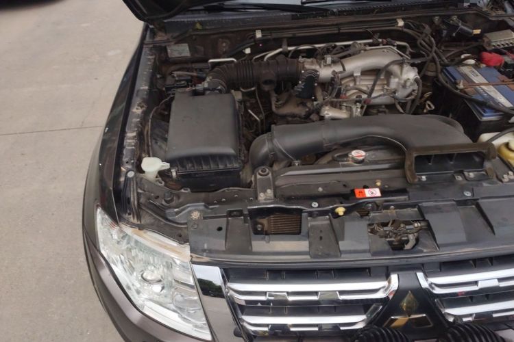 Used Mitsubishi Pajero 2014 3.0L Elite Upgrade Edition Engine Bay Right