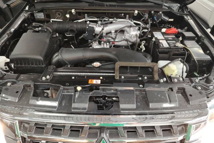 Used Mitsubishi Pajero 2014 3.0L Elite Edition Engine Bay