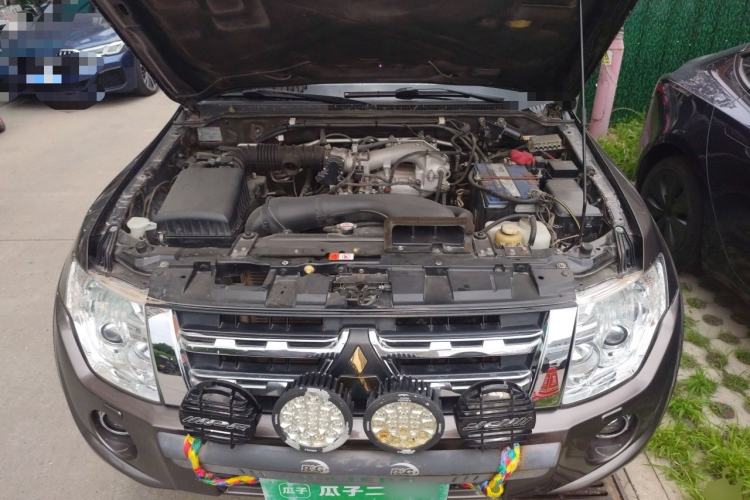Used Mitsubishi Pajero 2014 3.0L Elite Upgrade Edition Engine Bay