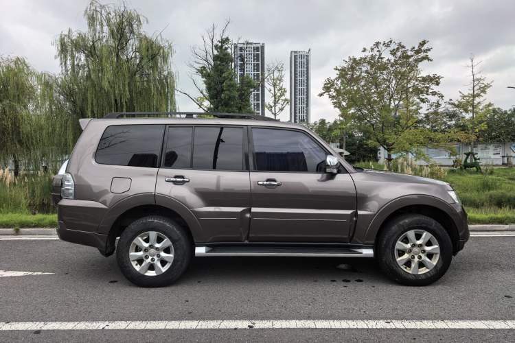 Used Mitsubishi Pajero 2014 3.0L Elite Edition Exterior 2