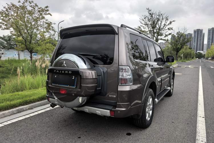 Used Mitsubishi Pajero 2014 3.0L Elite Edition Exterior 5