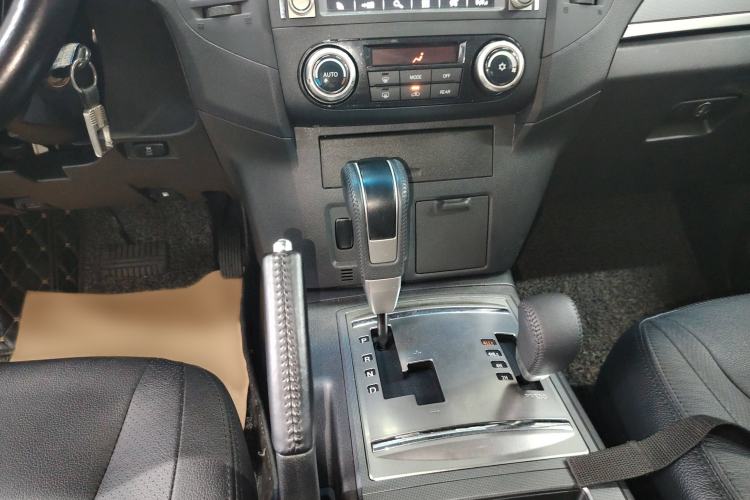 Used Mitsubishi Pajero 2014 3.0L Elite Edition Gear Lever