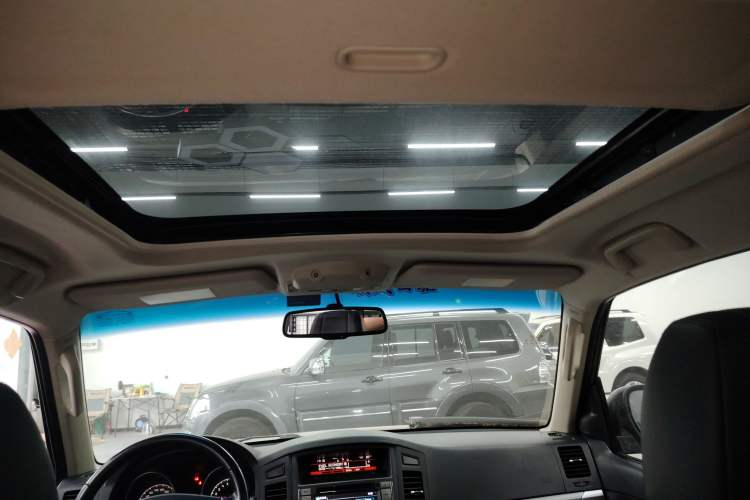 Used Mitsubishi Pajero 2014 3.0L Elite Edition Headliner