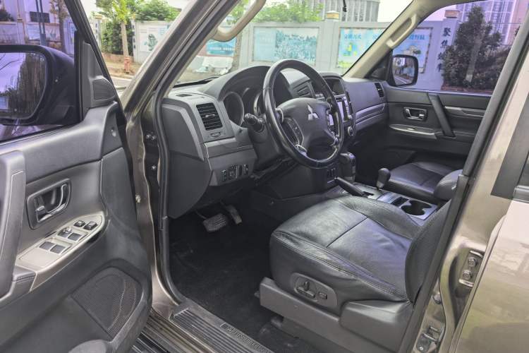 Used Mitsubishi Pajero 2014 3.0L Elite Edition Interior 2