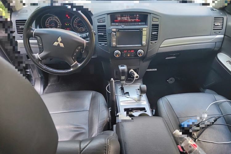 Used Mitsubishi Pajero 2014 3.0L Luxury Edition Interior 2