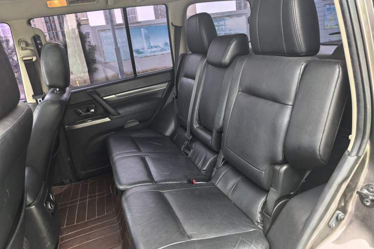 Used Mitsubishi Pajero 2014 3.0L Elite Edition Interior 3