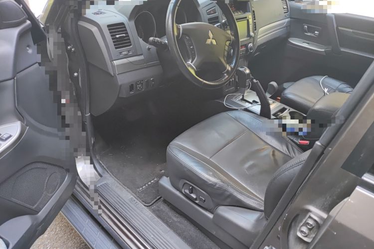 Used Mitsubishi Pajero 2014 3.0L Luxury Edition Interior 3