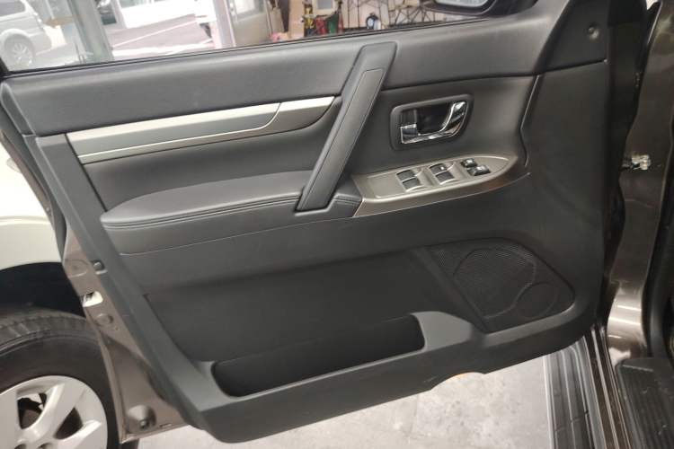 Used Mitsubishi Pajero 2014 3.0L Elite Edition Left Front Door Interior