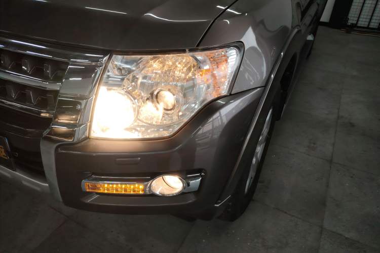 Used Mitsubishi Pajero 2014 3.0L Elite Edition Left Front Headlight