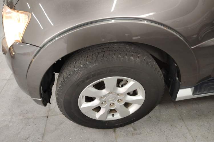 Used Mitsubishi Pajero 2014 3.0L Elite Edition Left Front Wheel Hub