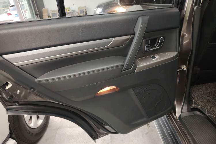 Used Mitsubishi Pajero 2014 3.0L Elite Edition Left Rear Door Interior