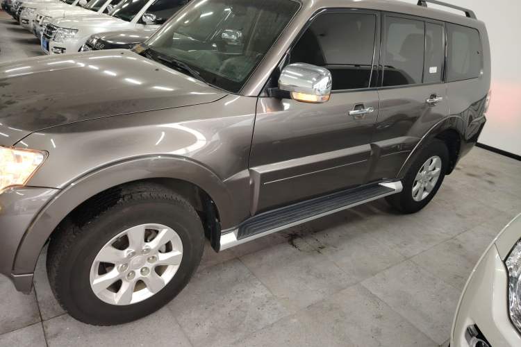 Used Mitsubishi Pajero 2014 3.0L Elite Edition Left Side