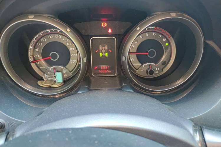 Used Mitsubishi Pajero 2014 3.0L Luxury Edition Odometer Close Up