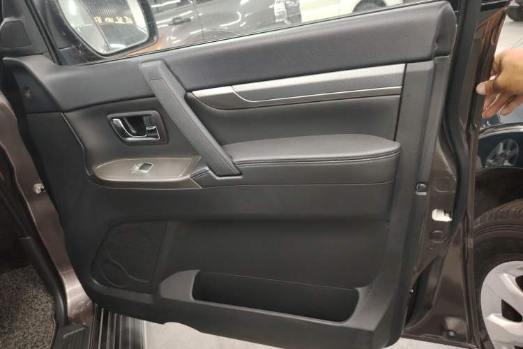 Used Mitsubishi Pajero 2014 3.0L Elite Edition Right Front Door Interior