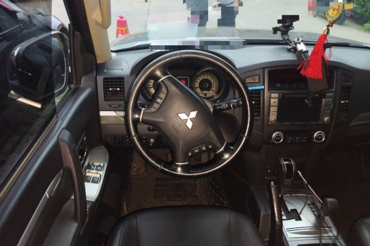 Used Mitsubishi Pajero 2014 3.0L Elite Upgrade Edition Steering Wheel