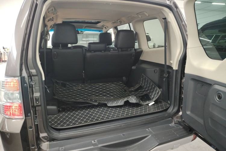Used Mitsubishi Pajero 2014 3.0L Elite Edition Trunk