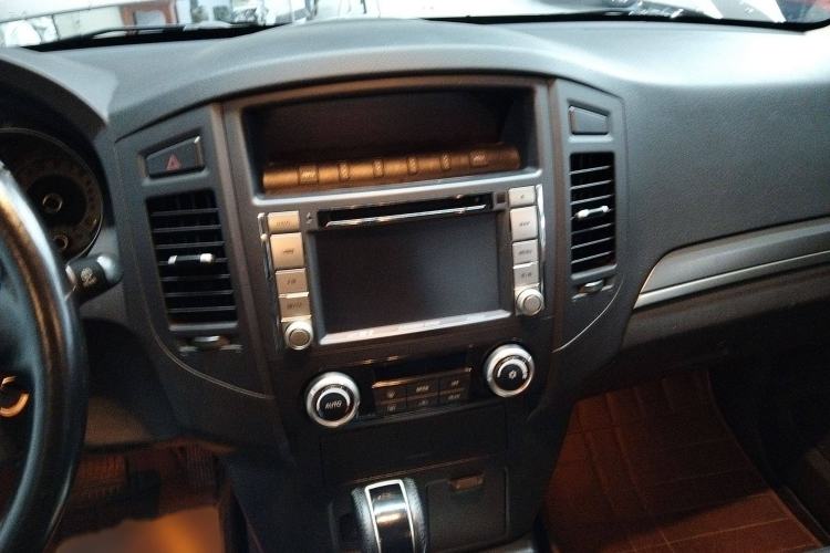 Used Mitsubishi Pajero 2014 3.0L Elite Edition Audio And AC Panel