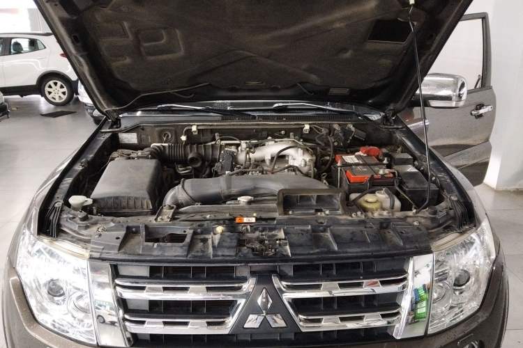 Used Mitsubishi Pajero 2014 3.0L Elite Edition Engine Bay