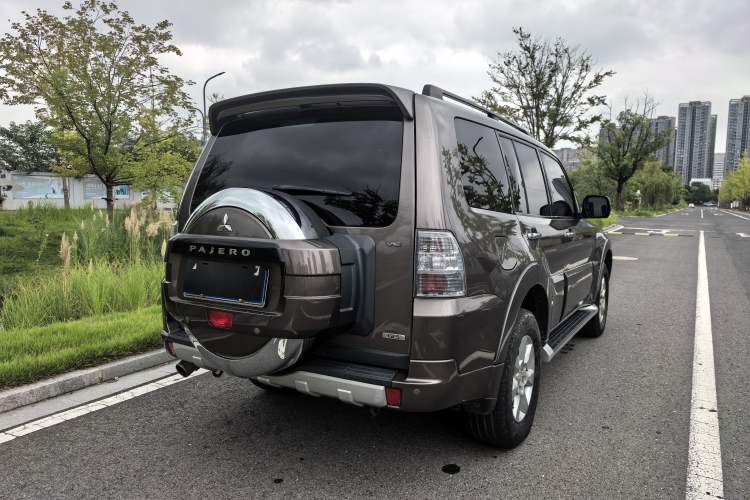Used Mitsubishi Pajero 2014 3.0L Elite Edition Exterior 3