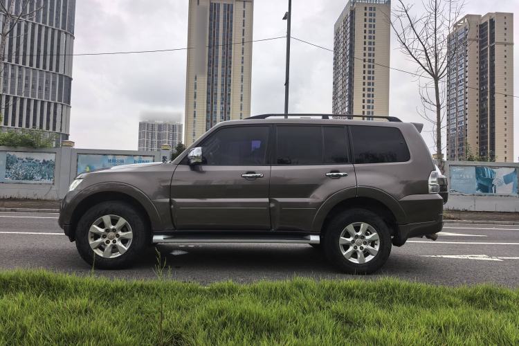 Used Mitsubishi Pajero 2014 3.0L Elite Edition Exterior 5