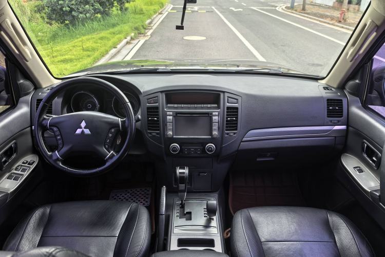 Used Mitsubishi Pajero 2014 3.0L Elite Edition Interior 3