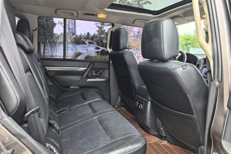 Used Mitsubishi Pajero 2014 3.0L Elite Edition Interior 4