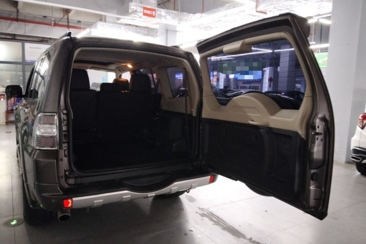 Used Mitsubishi Pajero 2014 3.0L Elite Edition Trunk
