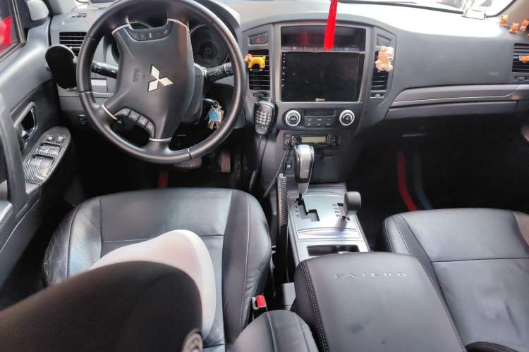 Used Mitsubishi Pajero 2014 3.0L Elite Upgrade Edition Center Console