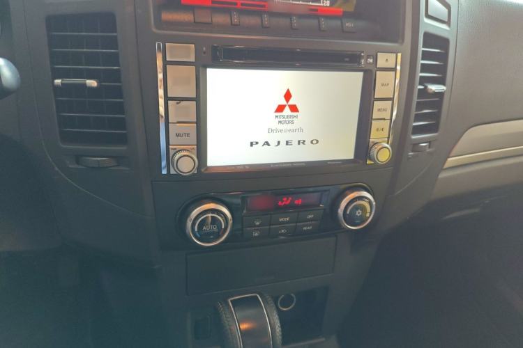 Used Mitsubishi Pajero 2014 3.0L Elite Edition Audio And AC Panel