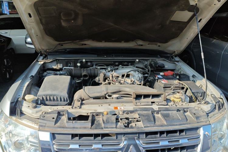 Used Mitsubishi Pajero 2014 3.0L Elite Edition Engine Bay