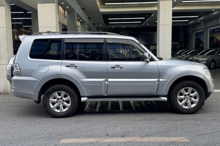 Used Mitsubishi Pajero 2014 3.0L Elite Edition Exterior 5