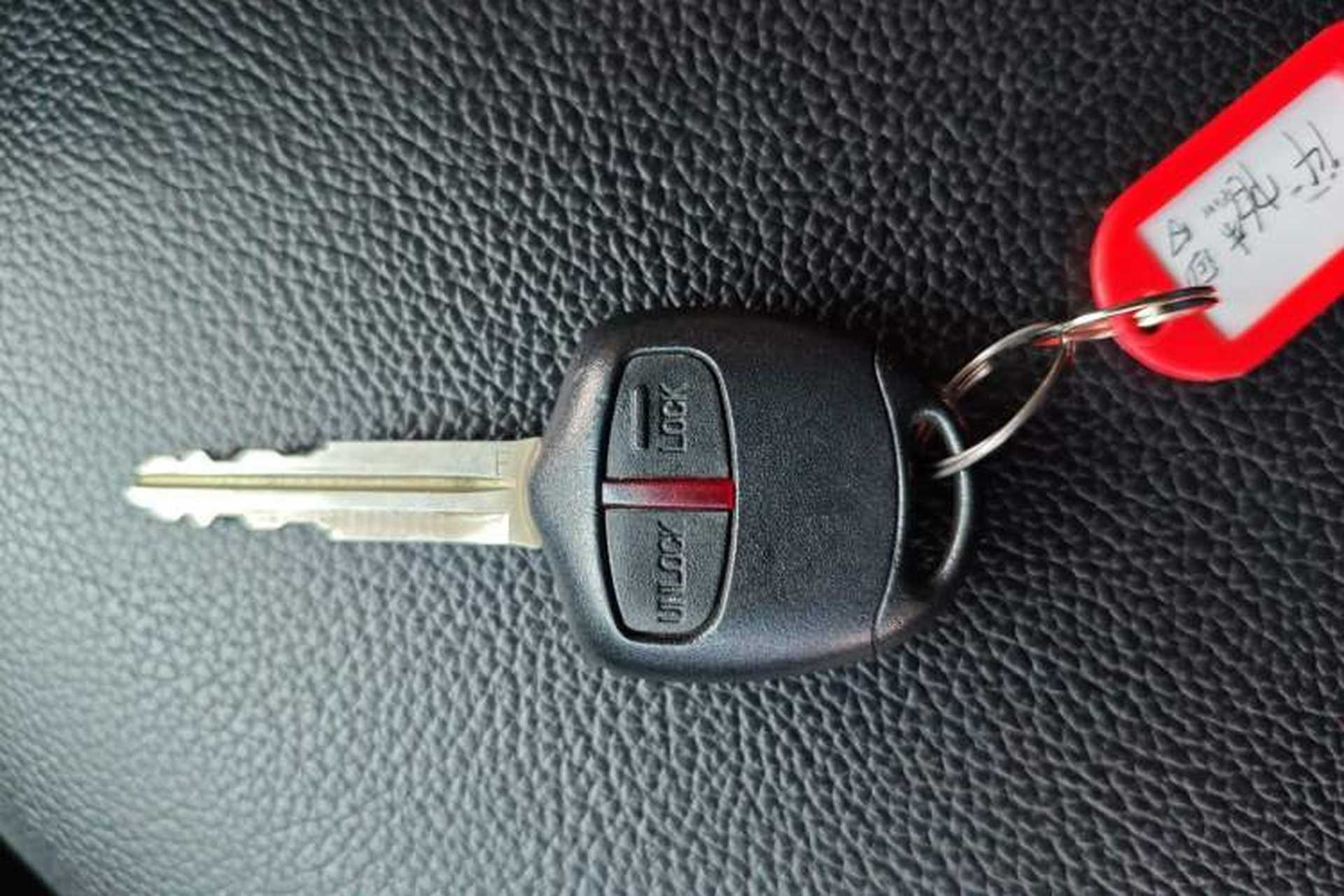 Used Mitsubishi Pajero 2014 3.0L Elite Edition Interior 1