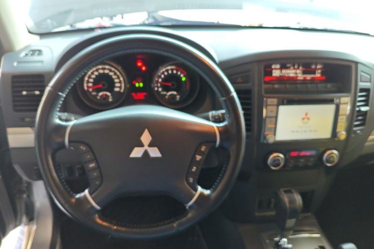 Used Mitsubishi Pajero 2014 3.0L Elite Edition Interior 2