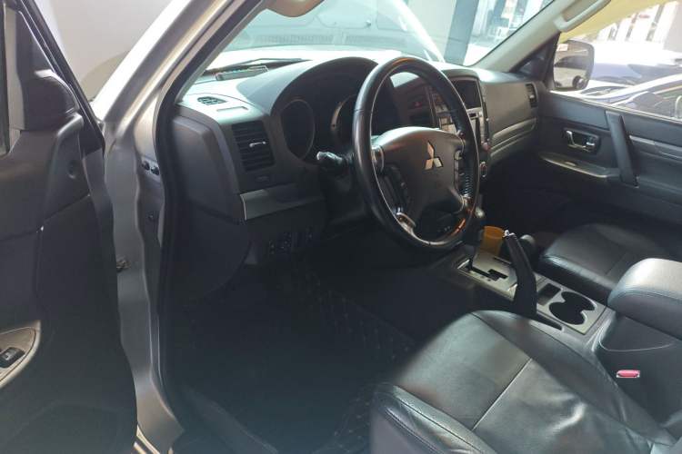 Used Mitsubishi Pajero 2014 3.0L Elite Edition Interior 3