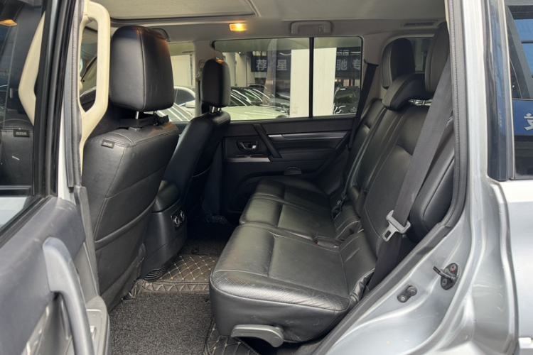 Used Mitsubishi Pajero 2014 3.0L Elite Edition Interior 5