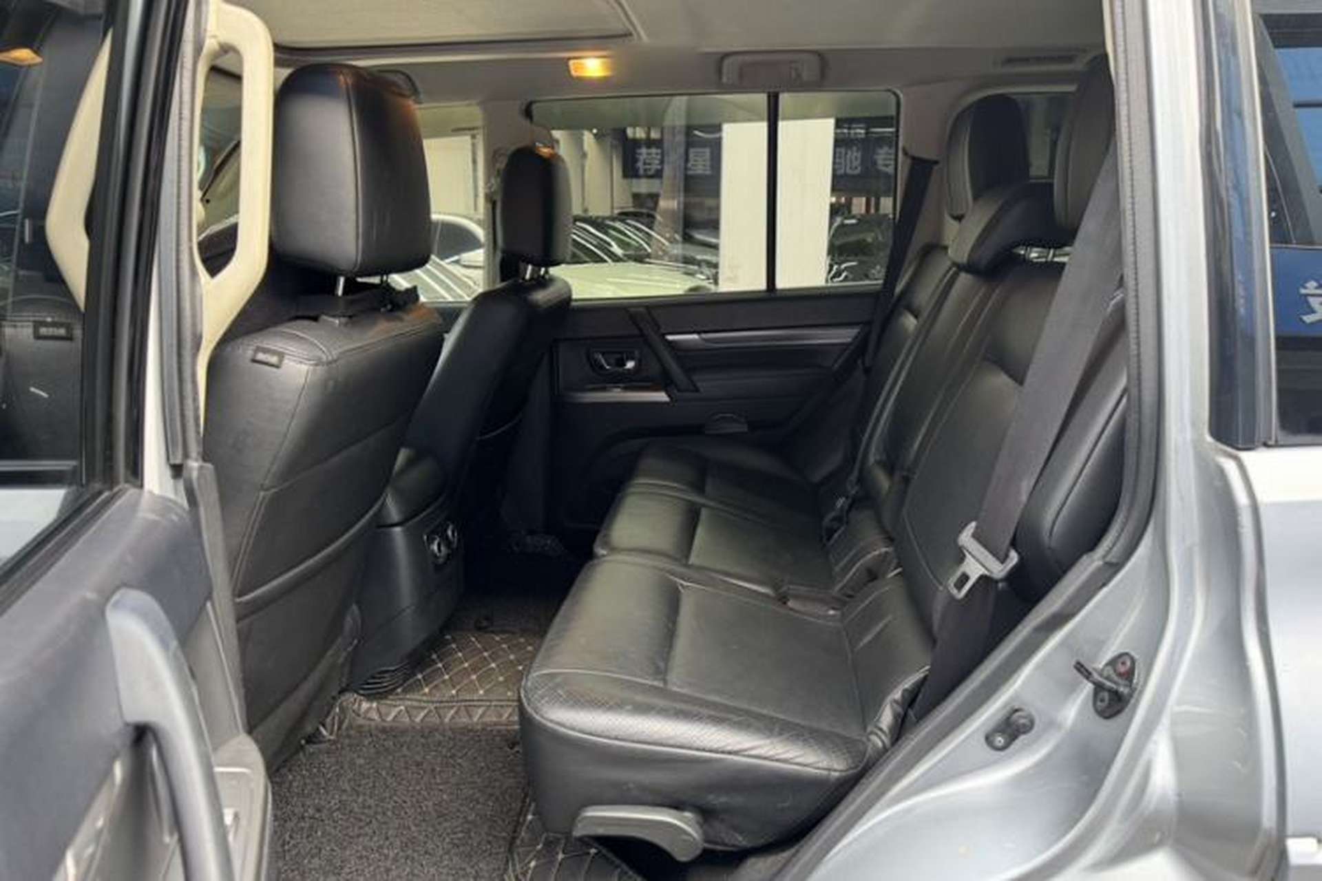 Used Mitsubishi Pajero 2014 3.0L Elite Edition Interior 5