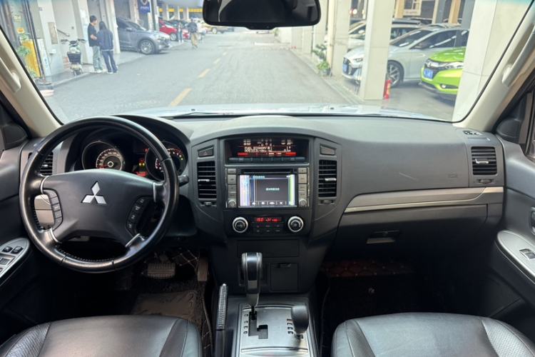 Used Mitsubishi Pajero 2014 3.0L Elite Edition Interior 6