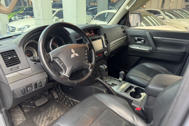Used Mitsubishi Pajero 2014 3.0L Elite Edition Interior 8