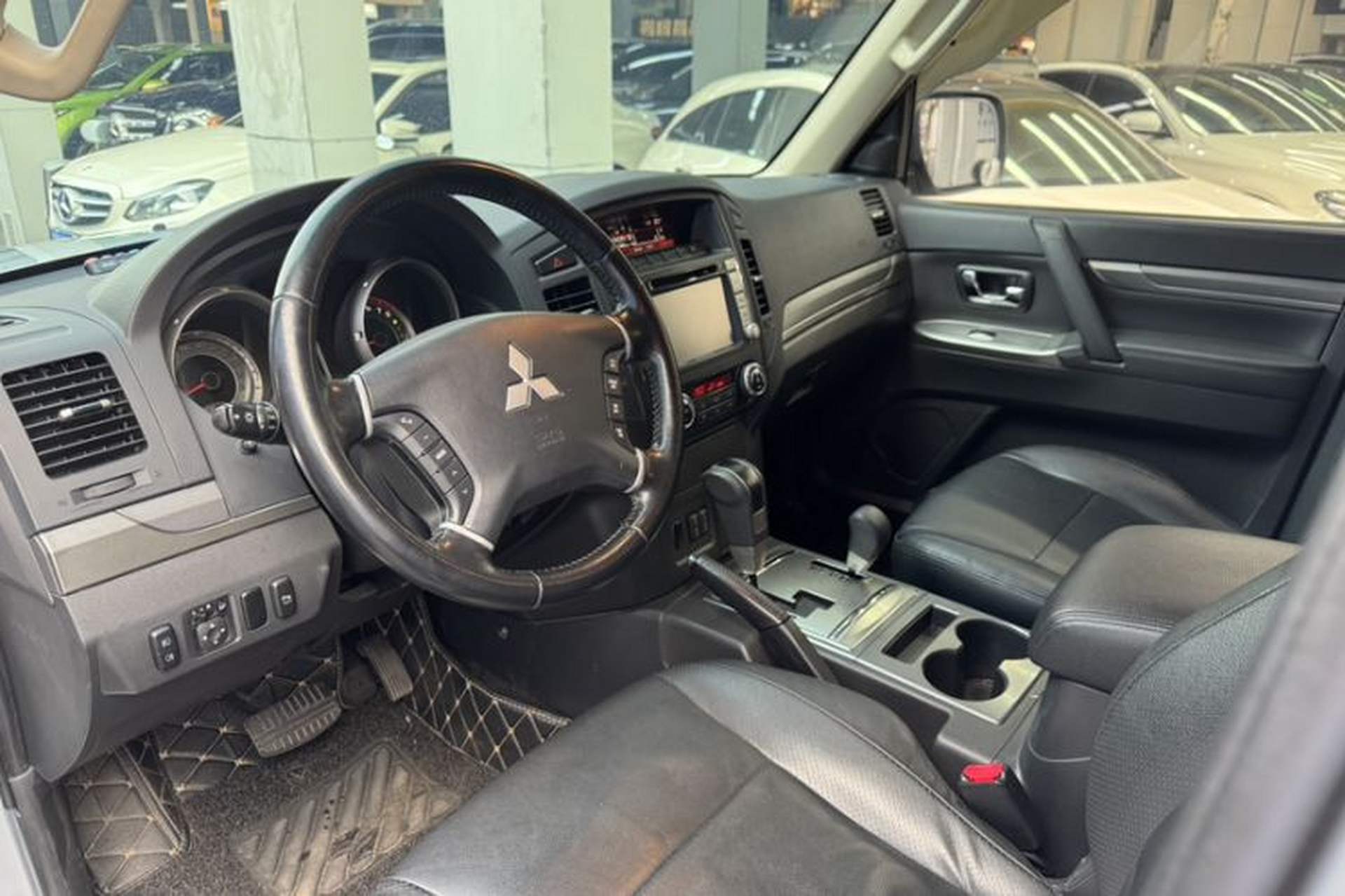 Used Mitsubishi Pajero 2014 3.0L Elite Edition Interior 8