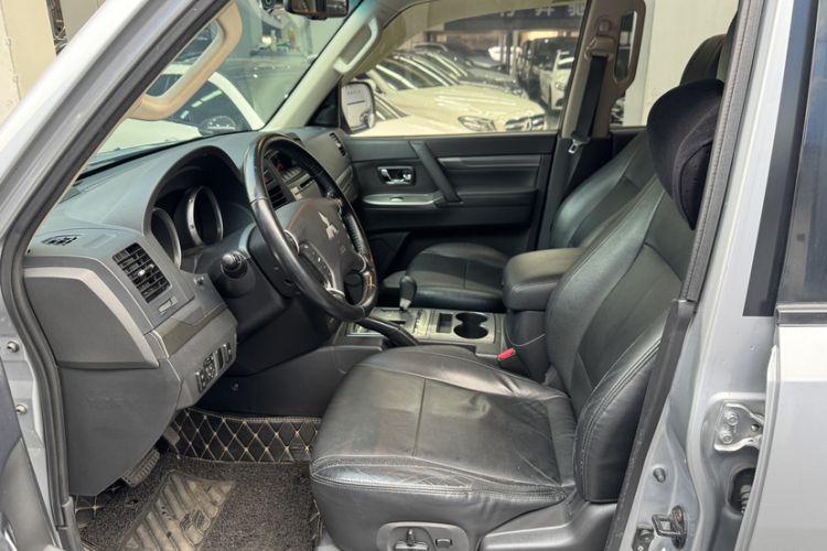 Used Mitsubishi Pajero 2014 3.0L Elite Edition Interior 9