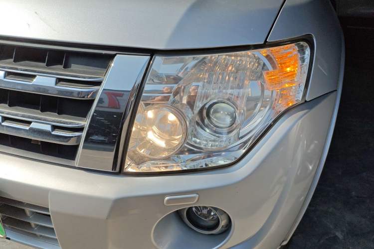 Used Mitsubishi Pajero 2014 3.0L Elite Edition Left Front Headlight
