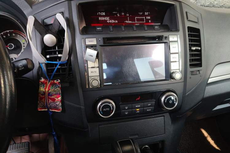 Used Mitsubishi Pajero 2014 3.0L Luxury Edition Audio And AC Panel